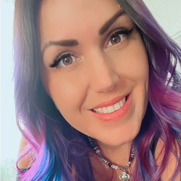 Meet your Posher, Becca - Picture 2 of 3